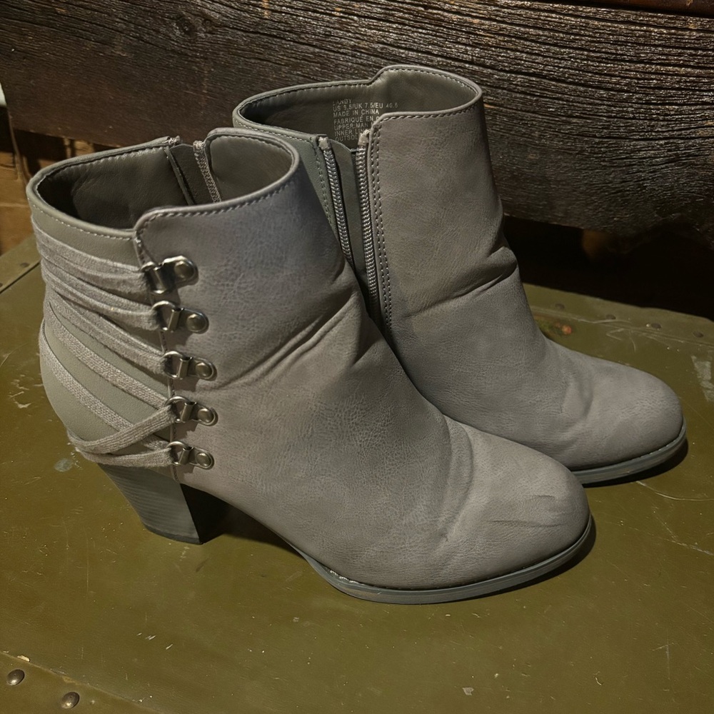 ShoeDazzle women’s gray heeled boot